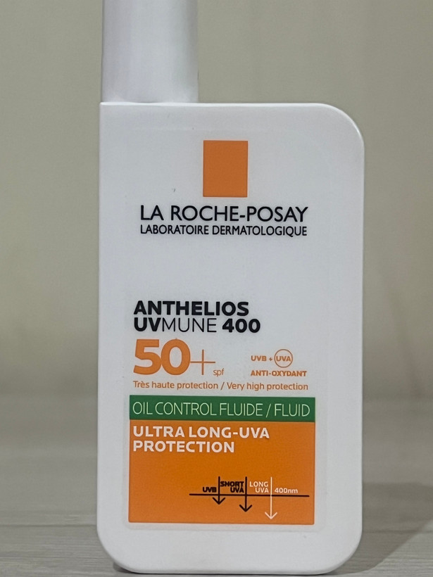 ضد آفتاب لاروش پوزای فلوییدی بی رنگ Anthelios UVMUNE 400 + SPF50 برای پوست چرب