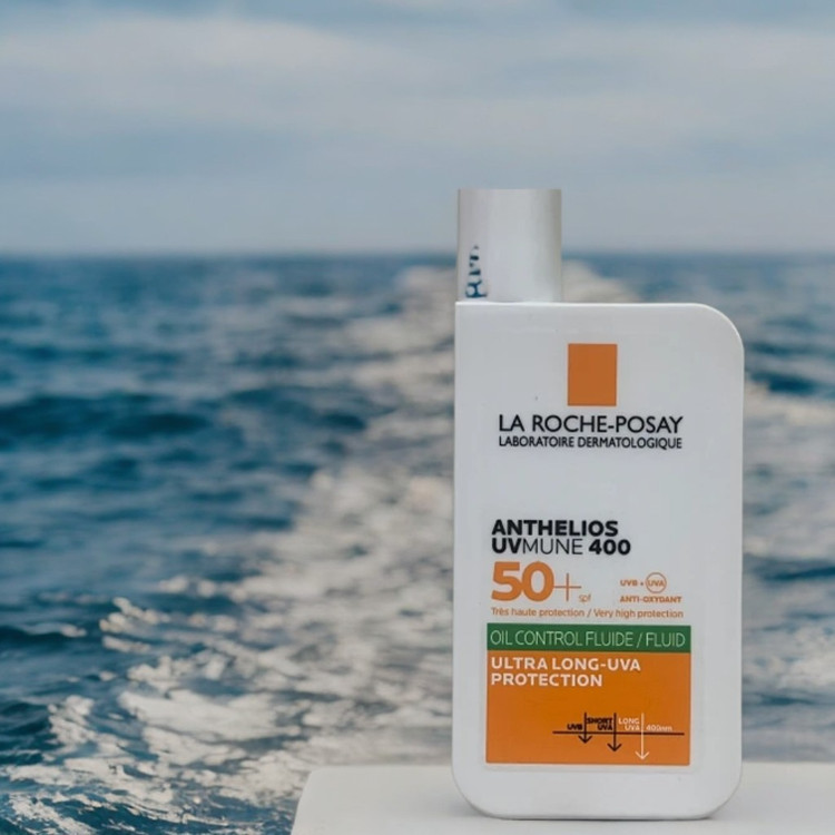 ضد آفتاب لاروش پوزای فلوییدی بی رنگ Anthelios UVMUNE 400 + SPF50 برای پوست چرب